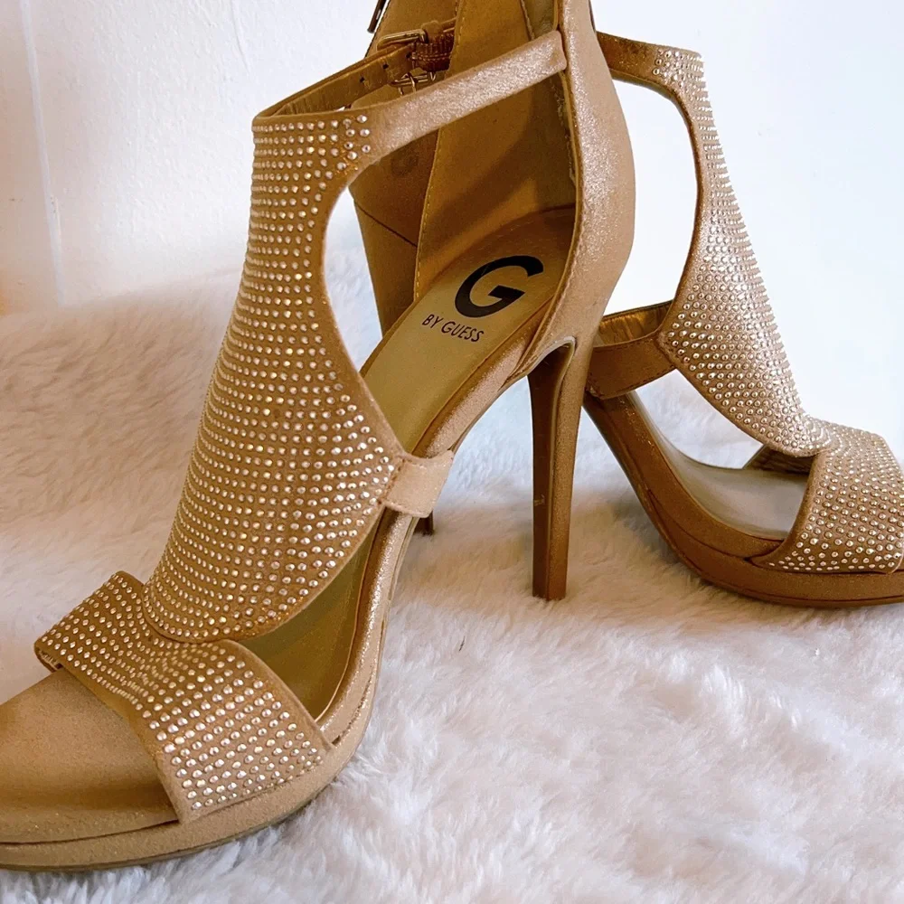 9M G By Guess Glamo peep toe heel. Gold fabric. Platform heels. used o… - Picture 10 of 11